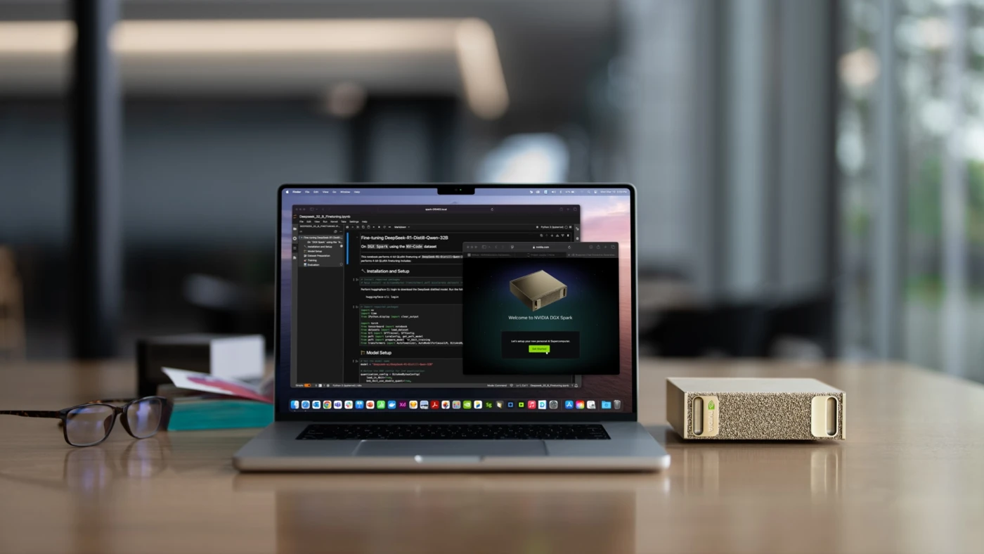 NVIDIA DGX Spark vpravo vedle notebooku